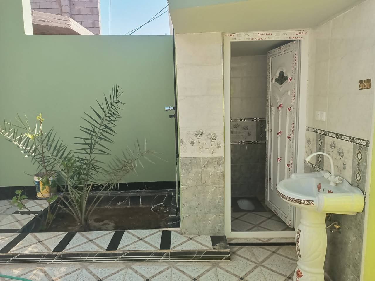 مشتمل للبيع المساحة 120متر جديد فول مواصفات شغل درحة اولا مكان ديالى بعقوبه الرحمه قرب محلات ابو رافد اللاستفسار الاتصال على الرقم ***********
