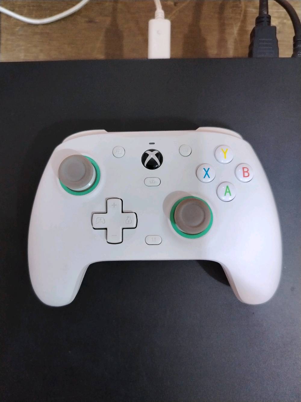 بيعت دراع ألعاب متوافقة مع أجهزة إكس بوكس وبي سي، باللون الأبيض، في حالة جيدة. انسيابي وسهل الاستخدام، يشتغل بسلاسة مع معظم الألعاب. مثالي لمحبي اللعب المحترفين والمبتدئين على حد سواء. الدراع فيه مدخل للميتروفون ومنافذ مختلفة لزيادة التفاعل والراحة أثناء اللعب.