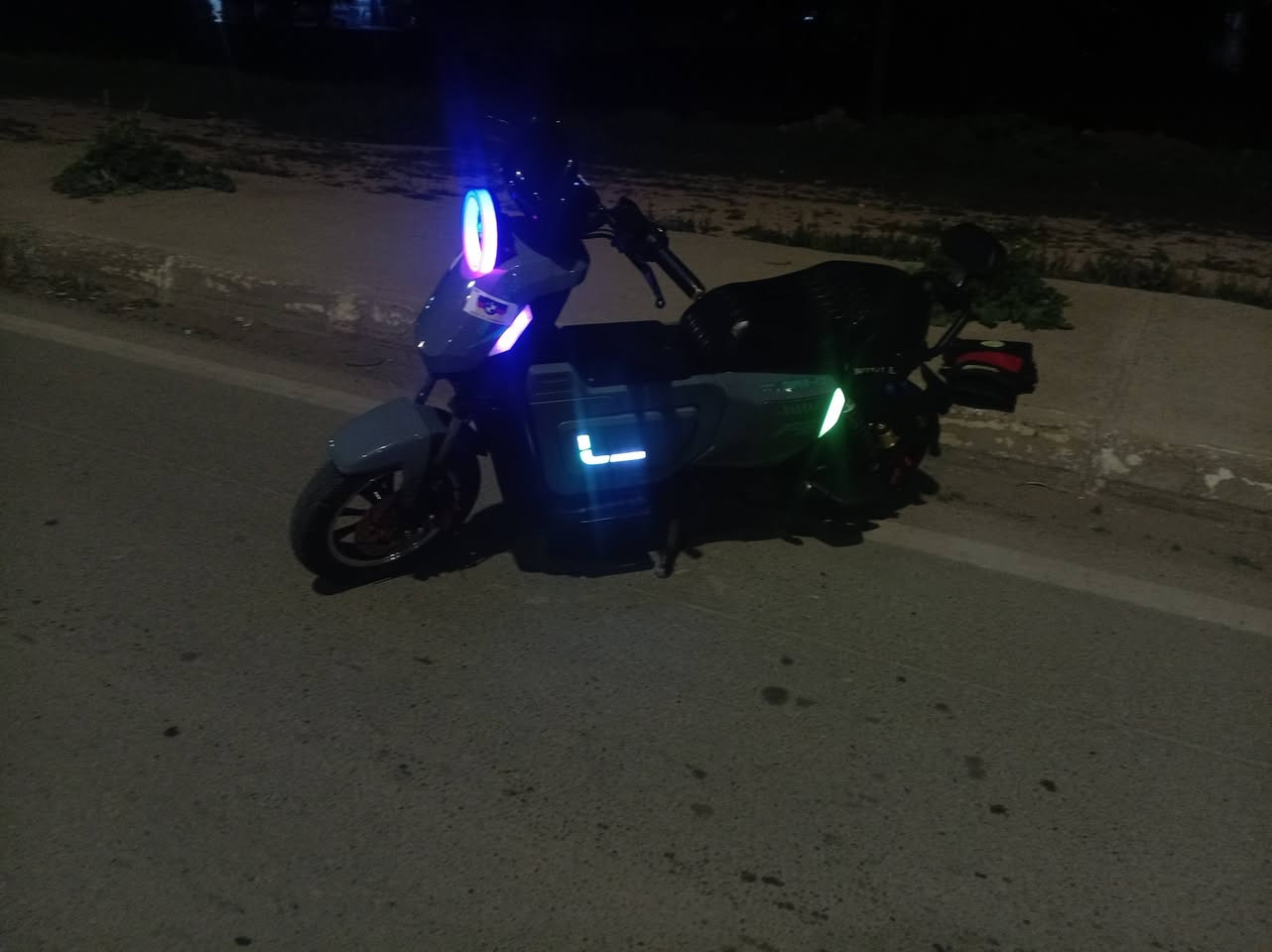 السلامُ عليكم f3للبيع مكاني كركوك طريق بغداد
لون الدراجة رصاصي 
ملف 2000

بي دكم بل شاشة مال تحكم ام بيثري

كشن حجم كبير يشيل تلث نفرات

بي جنطه للغراض مثل ماتشوف 

بطاريات ونلي الاصلية 32امبير الواحدة ويحتوي على 5من البطاريات

الدراجة كلها من ونلي الدراجه تاخذها مكفوله من التاير للتاير 

يقطع مسافة 100 كيلو بلشحنة الواحدة 

دسكات ونلي الاصلية 

السرعه الحقيقية 90 اما التقرة بلشاشة110

تايرات جوبلس 

الڤولتية بلشاشه تصل 70v وذا تشحنها فترة صغيرة تصل 68v

وبنضام اربع سرع 

وبي درع من يكع يكف على الدرع

ولايت زنون 

وهورن بوق 🎺 عالي صوتة حيل 

وبي اشاير 

ونطيك ويا جفوف مالات المطور ينحطن بلسكان 

وبي نظام R و P و D؟ 

السعر 650الف وقابل للتفاوض

ولاتجي تكلي الجديد بـ500الف 
الجديد بـ950الف 

رقم الهاتف ***********بي واتساب بس تراسلني كبل اجاوبك 
او اتصل خط
