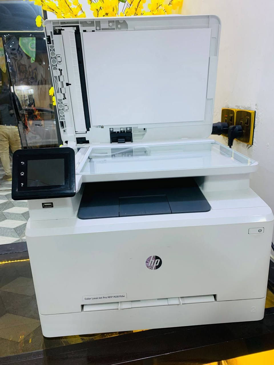 طابعة ليزرية hb laseJet pro 281
ملون وعادي 
طـــباعة وجهــين تلقــائي 
وايفاي من الموبايل مباشر 
سكـنر استنــساخ طــباعـة 
فيـــدر للارشفه والاستنساخ 
منفذ فلاش للخزن والارشفة 
سرعتها تصل 25 نسخة بدقيقة 
احبار باودر قابل تترك الطباعة لفترات طويلة ماعليها اي شي 
سعر سيت الحبر 50  الف يطبع 4 الاف نسخه
طابعة نظيفة جدا 
خدمية للملازم والطلاب والمكاتب والاستخدام الشخصي والدوائر الحكومية وادارات المدارس 
السعر  250 الف 
***********
