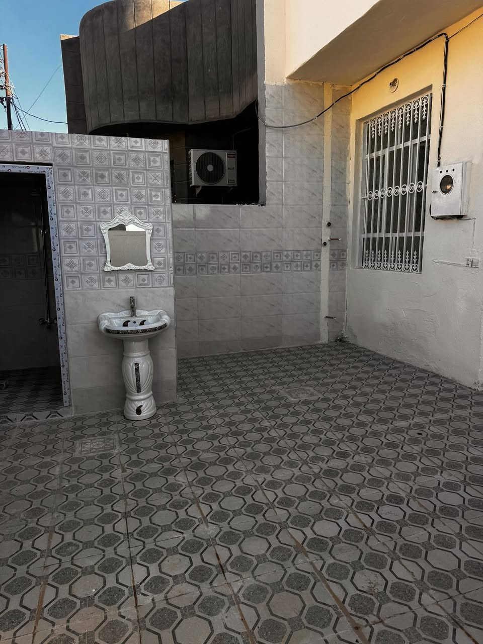 #دار_سكن_ملك_صرف_للبيع

المساحه //150 متر __ وجه 7:50 __ نزال 20 

سنة البناء // 24 ____ البناء طابوگ __ طابق ونص 

الطابق الاول // غرفه نوم _ هول _ مطبخ _ استقبال  مجمع صحيات كراج سياره 
الطابق. الثاني / غرفه نوم وحده 

الدار فارغ تستلم مفتاح مباشر 

موقع ثاني بيت من التجاري _ 

ابو غرق حي الجواد 

الأستفسار الأتصال 
***********

#الدار_المعموره_للعقار

من لديه عقار ويرغب بالبيع مراسلت الصفحه
