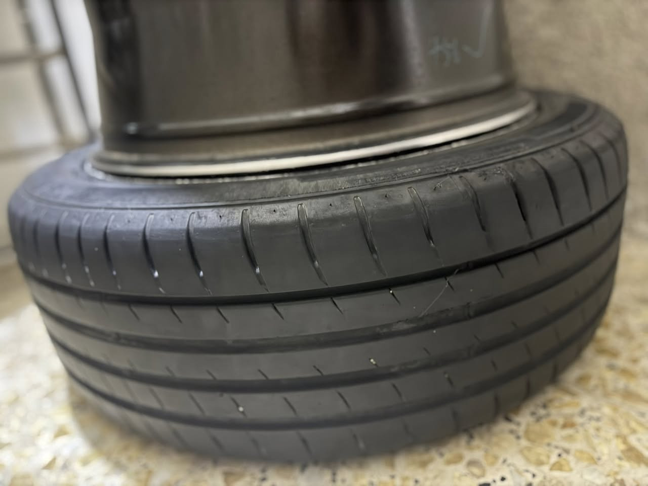 للبيع تخم ويل جي تي حجم20 ويا تك تاير  السعر 450 الف ***********
