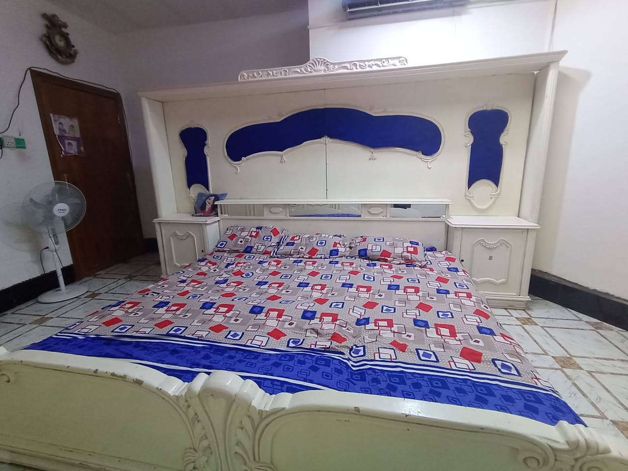 غرفه كامله خشب عراقي مستعمله للبيع السعر 350 العنوان كوفه مقابيل مستشفى الفرات الأوسط للستفسار على الرقم هاذه وبي واتساب ***********
