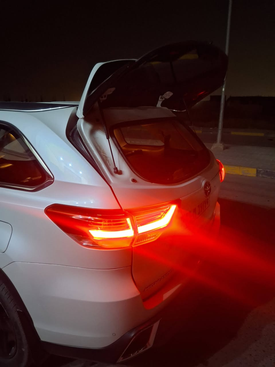 السلام عليكم ورحمه الله
هايلندر لمتد 2019 وارد امريكي محرك 6 سلندر3500 هايبرد ابيض صدفي رقم بغداد هزة وسنوية جديدة 
لمتد اعلئ فئة واعلئ مواصفات والصور موجودة وبدون حادث مكانها بغداد ابو غريب 
*********** 
***********
