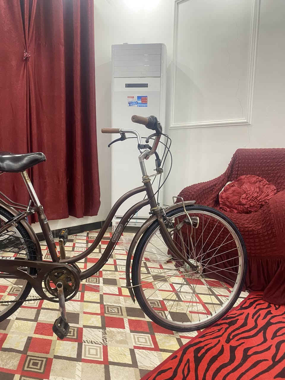 السلام عليكم ورحمة بايسكل بناتي مكينه او بدال  ❤️‍🔥  نضافه 80 %
نضيف مابي شي غير  لحيم بل ماشه ( تكدر تبدلها طبيعي بس هاي لان اصليه )   والباقي نواعم رايده اب 70 وبي مجال للشراي 
العنوان والتفاصيل التواصل خاص او الاتصال على 
***********
