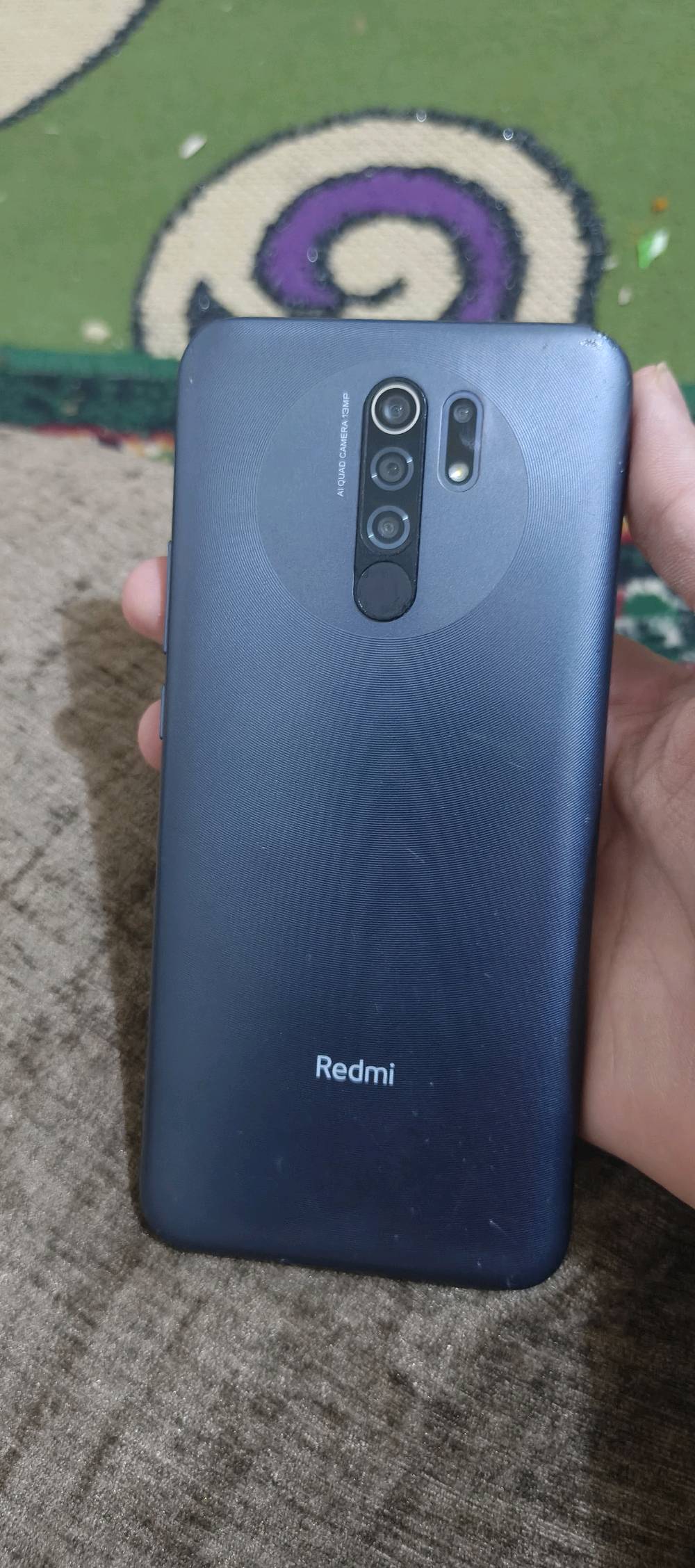 للبيع أو المراوسة: هاتف Redmi 9. الجهاز مستعمل بحالة جيدة، شاشته مقاس 6.53 بوصة تقريباً. توجد بعض الخدوش البسيطة في الشاشة، لكنها لا تؤثر على اللمس أو الأداء الداخلي أبداً. الظهر بحالة جيدة جداً مع ملامح بسيطة للاستعمال. السعر عند الاتفاق، ومستعد للمراوسة بأي عرض مناسب. للتواصل، يرجى إرسال رسالة."
حبيبي هذا Redmi 9 بأي نسخة بالضبط: 3/32 لو 4/64؟: 
النسخة الثالثة: 128 جيجابايت مساحة تخزين مع 6 جيجابايت
شكد عمر الجهاز؟ وبي أي صيانة أو تبديل سابق مثل بطارية أو شاشة أو مدخل الشحن؟: 
غيه تبديل شاشة فقط
البطارية شلونها هسه، تصمد زين لو بيها ضعف؟ وكل الوظائف شغالة طبيعي مثل الكامرة، السماعة، المايك والواي فاي؟: 
نعم كل شيء شغال وبشكل جميل 
الجهاز ويا الشاحن/الكرتون/العلبة لو بس الموبايل؟: 
فقط الهاتف 
وين موقعك بالعراق حتى إذا واحد يريد يشتري يگدر يستلم إيد بإيد؟: 
اناصرية في الصالحية