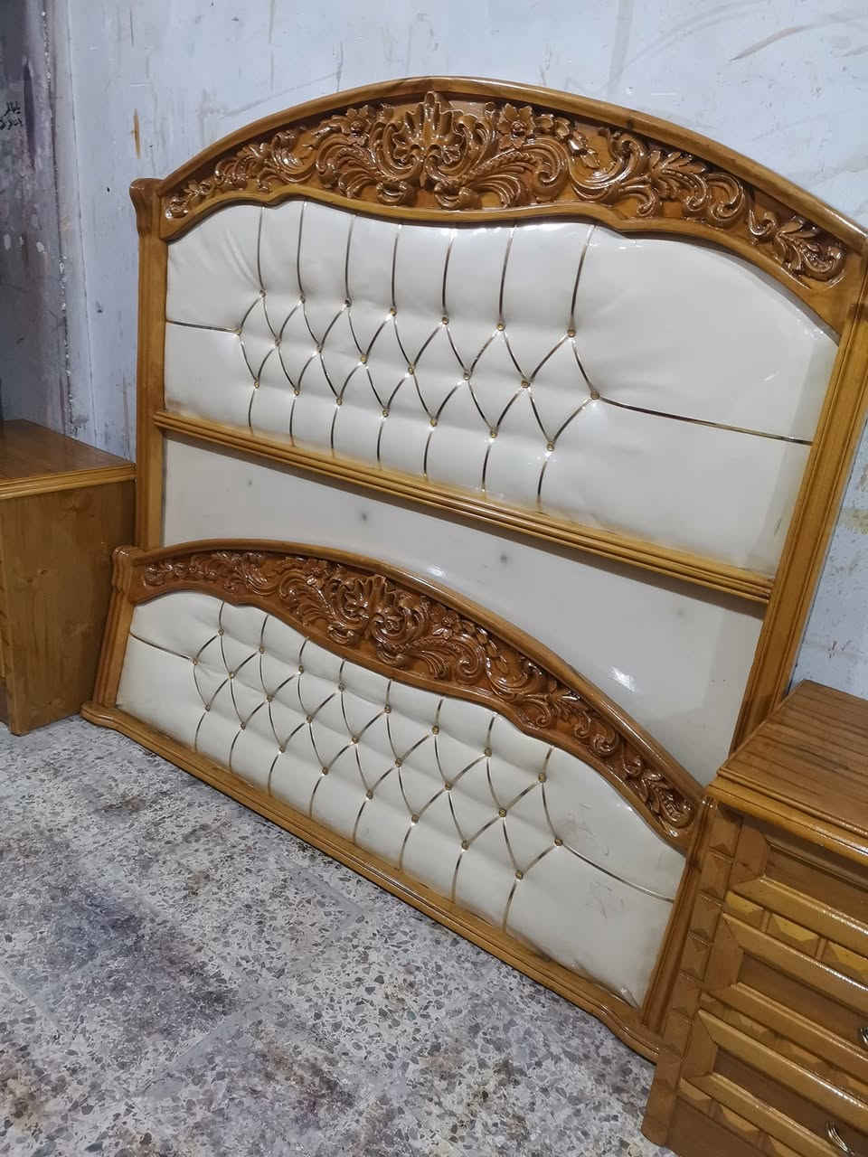 صاج داخل وخارج مستعمل اخت الجديده النقش كل الغرفه زان مصري للحجز والتواصل علئ الهاتف او واتساب *********** بغداد السيديه حي الاعلام شارع قطر الندئ
