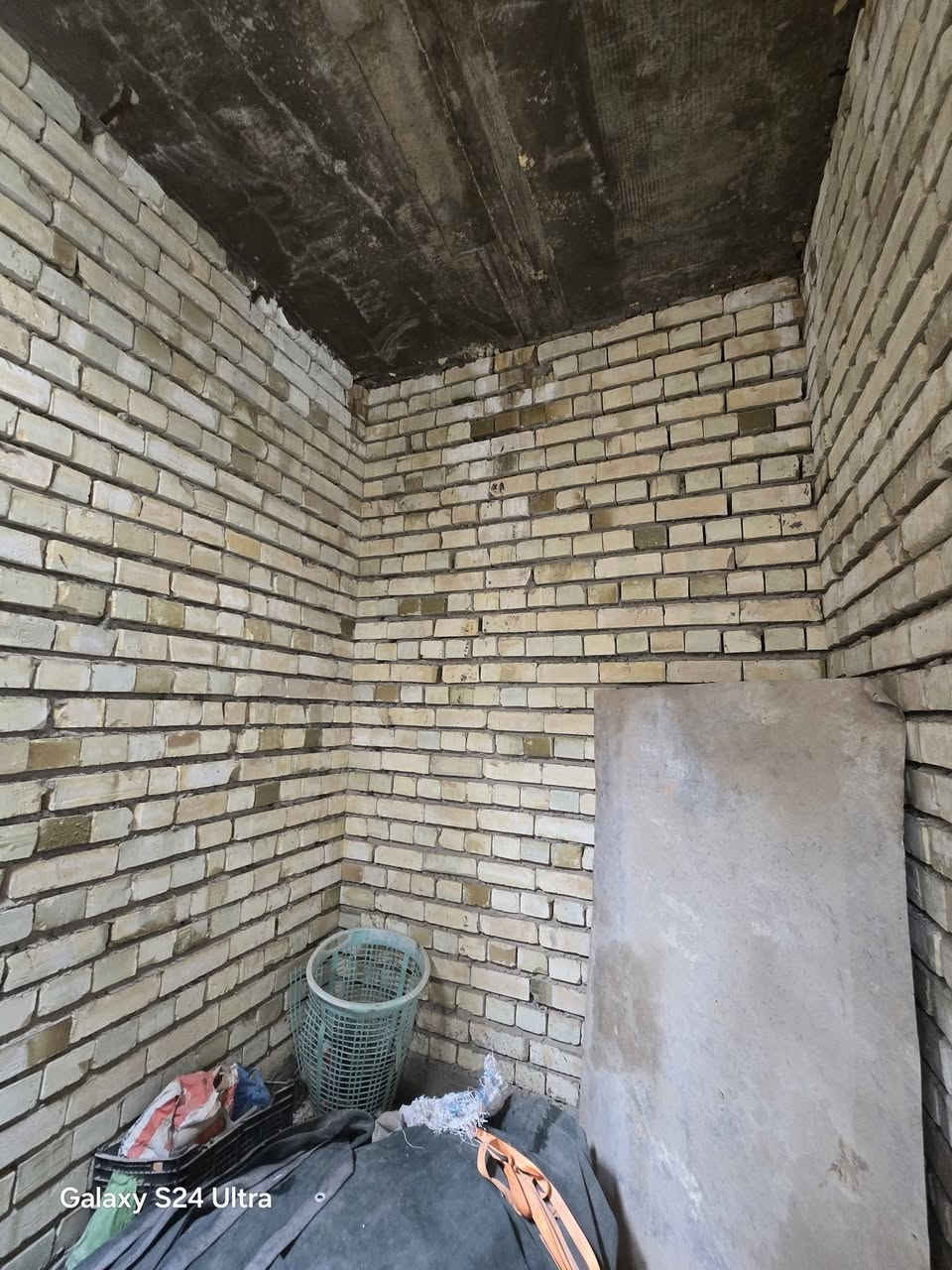 بيت هيكل لبيع بشارع المطار الجديد المساحه ١٢٠متر طابقين يحتوي على غرف ٢ وصالات ٢ ومطبخ وستقبال ومكاشيف عدد٢ وصحيات داخليه وخارجيه وطارمه السعر ٤٣ وبي مجال للستفسار *********** مكتب بركات ام البنين قرب اسواق فدك مقابيل شارع السبيس الطابق الثاني جاي يشتغلون بي صب السكف على ابو البيت
