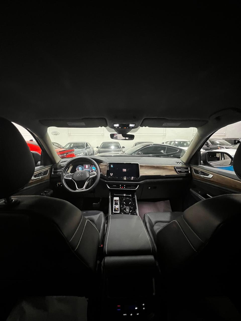 للبيع فولكسفاغن أطلس كروس سبورت فئة SE  
موديل 2025  
رقم الشاصي: 1V2WR2CA4SC509041  

المواصفات:  
• فئة SE  
• SUV بنزين  
• محرك 4 سلندر تربو 2.0 لتر، 269 حصان  
• نظام دفع رباعي (AWD)  
• عدّاد: 17 ألف مايل  
• شاشة 12 بوصة وسطية، شحن لاسلكي، نظام IQ.DRIVE للأمان  
• مقاعد جلد صناعي V‑Tex، مدفّأة وتهوّية  
• تكييف ثنائي المناطق  
• دخول وتشغيل بدون مفتاح  

الحالة والملاحظات:  
• صبغ الجاملخ الأيسر  
• صبغ بس ربح بونيد  
• سيارة دخول جديد  
• موقع السيارة: دهوك، رقم كاتي  
• تگدر تترقم شمالي  

السعر: 280$  
وبها مجال  

📞 للاستفسار: *********** -  ***********
