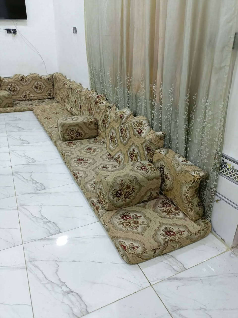 ديوان ارضي 
مزخرف 7 دواشك 7،تكيات 14 ظهر  مستخدم يفرش مساحه 7×4  نضيف 250 بي مجال قليل الي يريده يراسلني او يتصل ع الرقم *********** @الجميع
