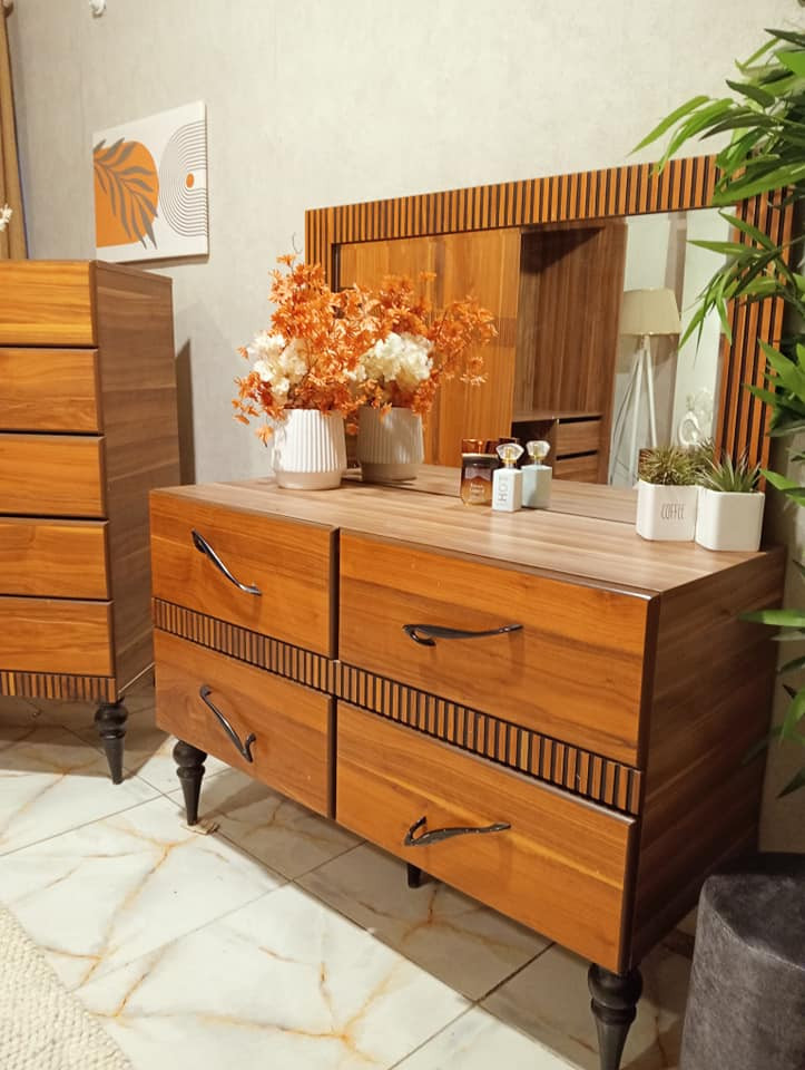 غرفه تركيه ماركه خشب زان 
خشب ثقيل جدا مخزن بالسرير
هايدروليك والظهر بلوك
اريده ب900 سعر الشراء 26 ورقه
***********  واتساب
