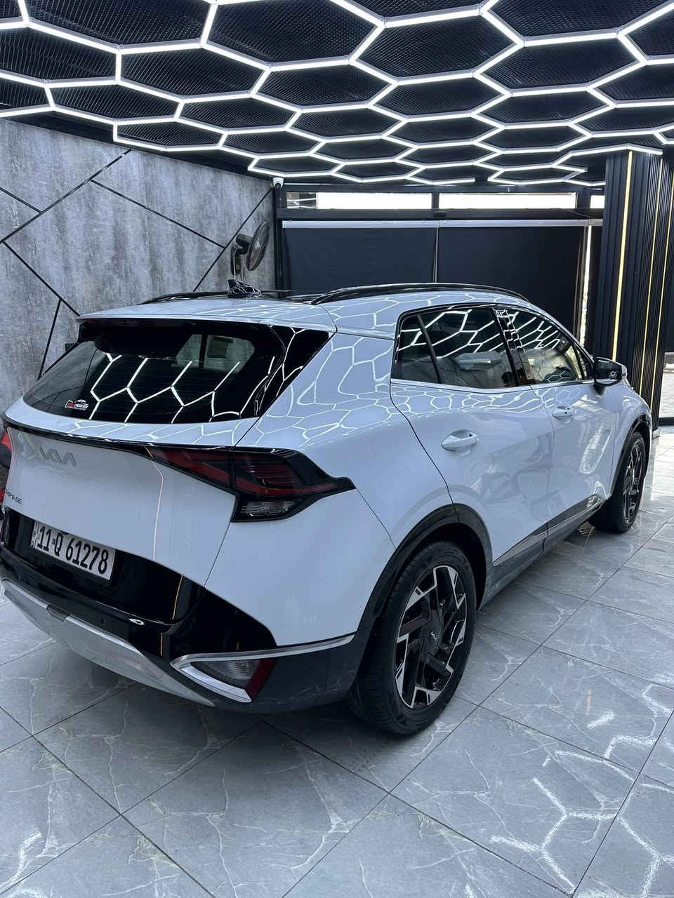 السلام عليكم اخوان عندي كيا سبورتج ٢٠٢٤ وكالة الدوليه ماشيه ١٣ الف كيلو رقم بغداد ماخذيها زيرو السياره على ايدينا مغلفه افلام حمايه بالكامل  ضمان 10 سنوات ودرع جام جلاتيني وعازل حراري الجام كله وكاعيات حوضيه درجه اولى والسياره مال البيت  الصيانه مالتها بالشركة كل ٥٠٠٠ كيلو تبديل  دهن وبعدها تحت الضمان   السعر  ٣٨ مليون وبيها مجال *********** متوفر واتساب
