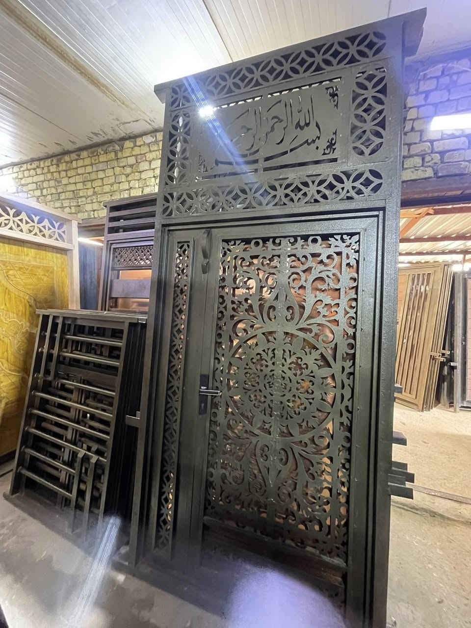 تحية طيبة يوجد لدينا كافة أنواع الأبواب والشبابيك الحديد والخشب الحديثة بأجود الأنواع وجميع القياسات العنوان قضاء الرفاعي 
قرب جامع رمثان ***********
