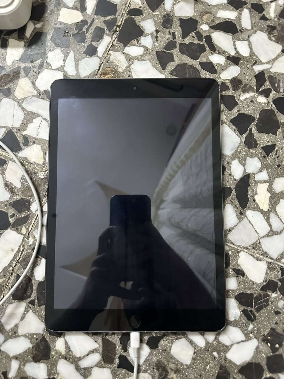 ايباد 9
ذاكره 64
نظافه 90 
جهاز كلش حلو
بطاريه 93
جهاز كلش نضيف
مبدل بيه فقط كلاس الي هوه لبلازمه وبصمه واكفه
بس مبدله اصليه 
سعر 200
تواصل ***********فقط وتساب
مكاني بغداد مدينه الصدر
