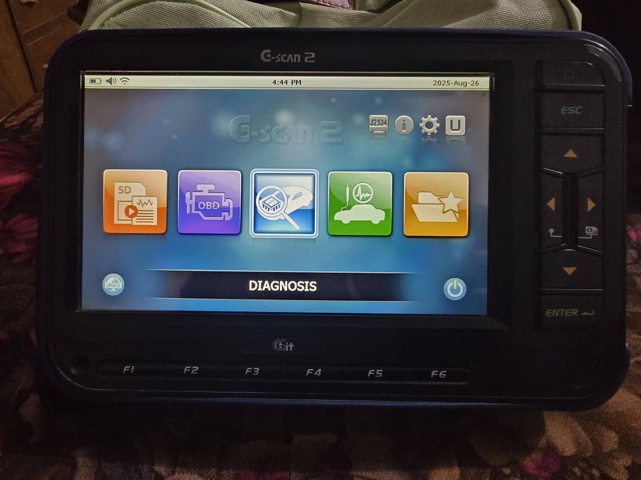 السلام عليكم جهاز جي سكان 2 نظيف جدا نظافته ٩٠٪ اي خلل مابي تحديثه خلصان ٢٠١٩ كيبل الاصلي للاستفسار الاتصال على الرقم *********** او على الخاص
