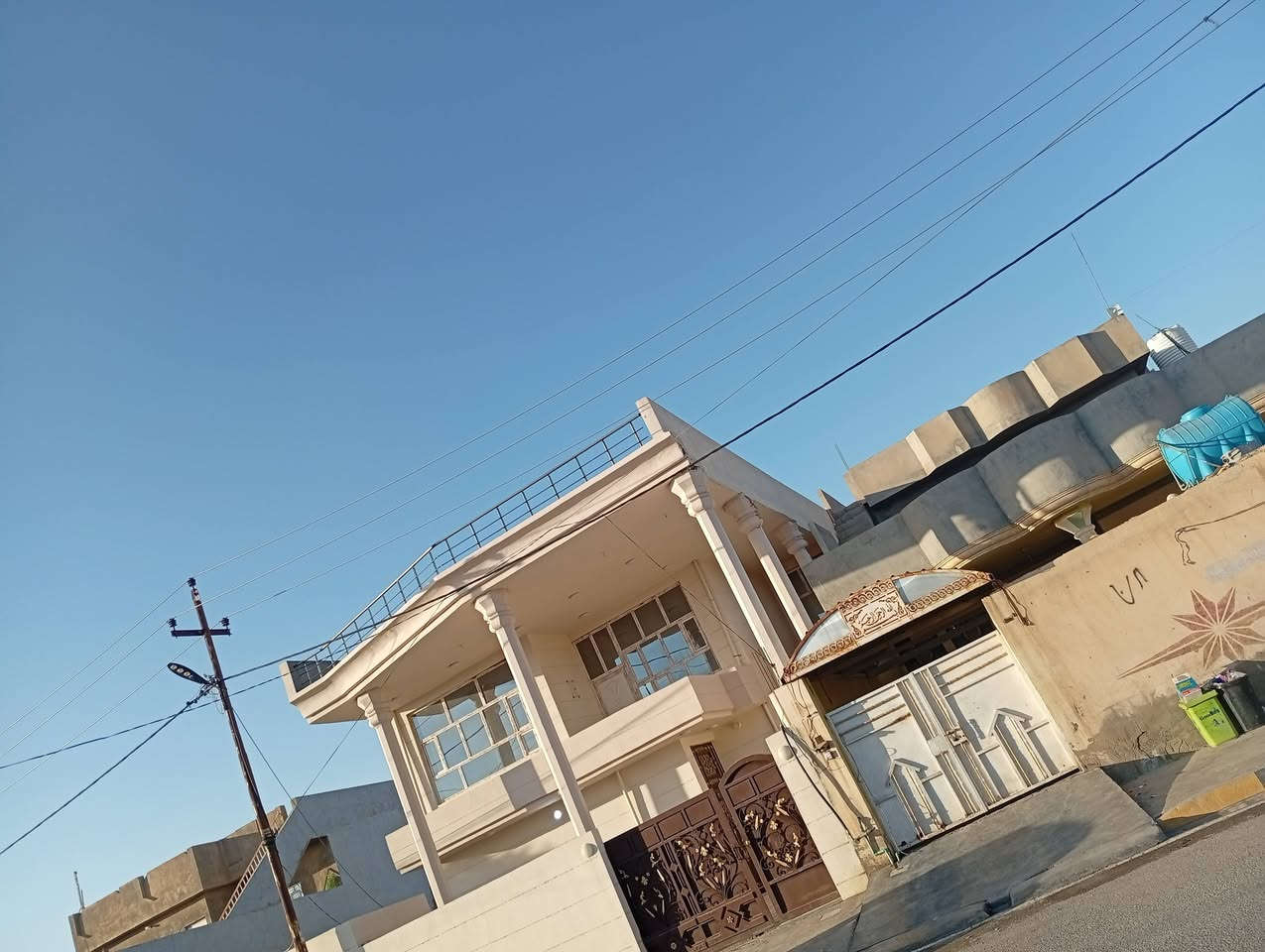 بيت دبل فاليوم خمسة غرف نوم هول استقبال صاله كبيره سيراميك عدا غرف الطابق الثاني بدون سيراميك بيت مساحة 250متر طابو صرف على شارع رئيسي 12متر تبليط مجاري بالباب يبعد عن الشارع العام 100متر باسمي مطلوب عقاري حسب الاتفاق مع المشتري السعر 160مليون قابل للتفاوض الاتصال واتساب ***********
