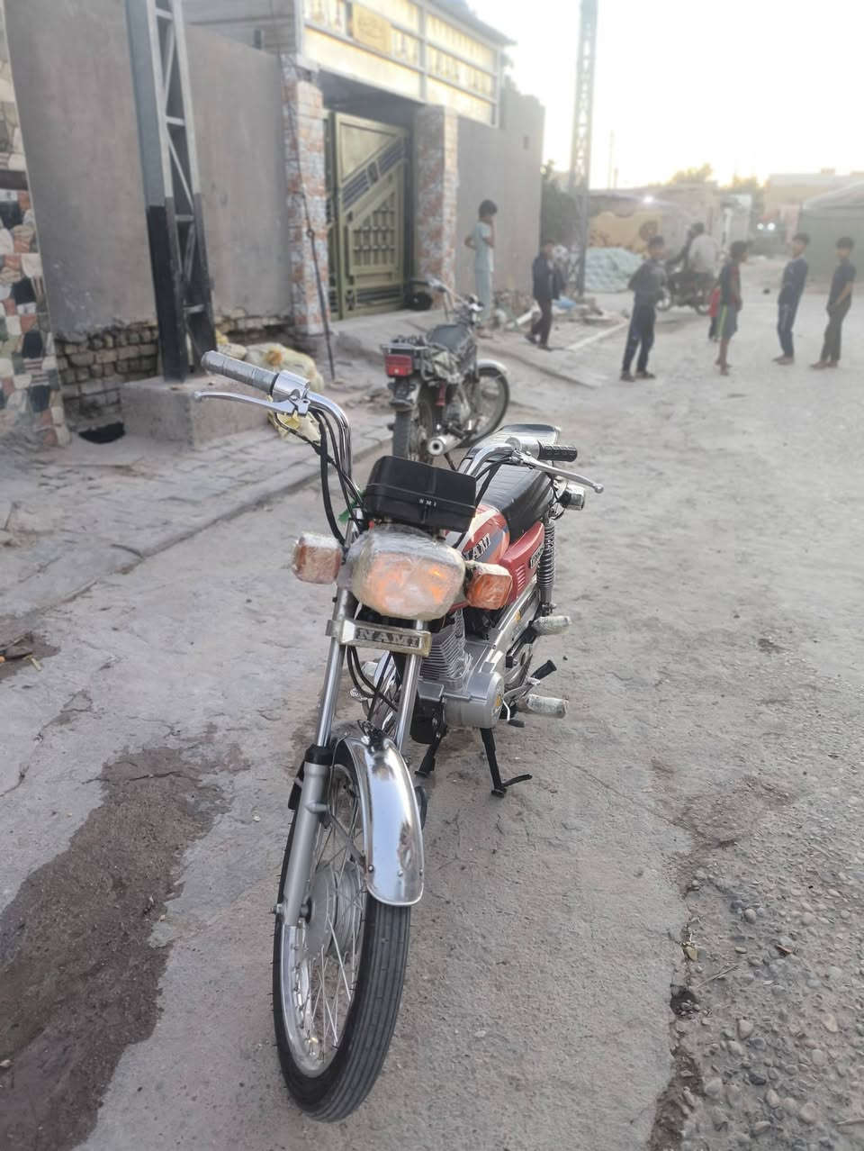 سلام عليكم دراجه مكفوله وراق سكنر سكنر
السعر 750 وبيه مجالللل مكاني عماره ***********
