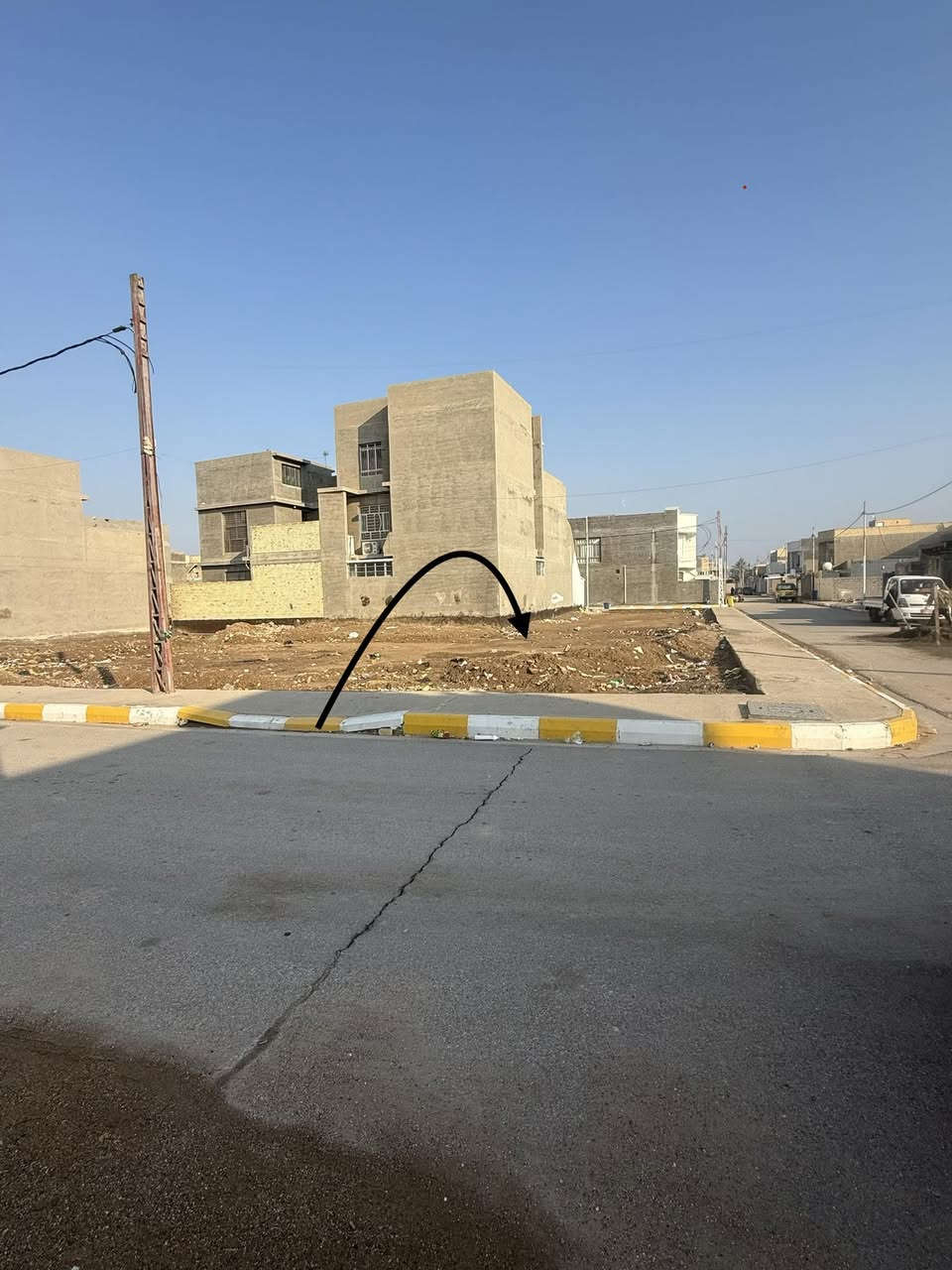 قطعة ارض مساحة 100 متر للبيع العنوان الحي العسكري حسب ما موضح في صورة مكان ورقم قطعة طابو صرف مكان  راقي وتتوفر في كافة خدمات للاستفسار فقط ع رقم تالي
***********
