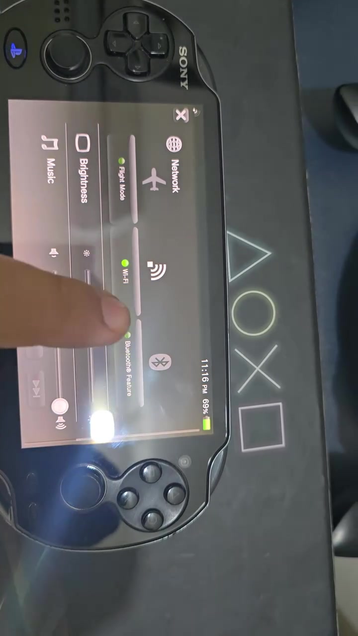 السلام عليكم 
عيدكم مبارك شبابنا 
جهاز ps vita نسخة الoled 
نظافة 95% 
الجهاز يجي بكامل محلقاتة 
ووياه حافظة جديدة ابد ما مستخدمة ووياه كفر ولزمة تجي مثل الكفر تحسن تجربتك باللعب 
الجهاز مهكر وتكدر تنزل عليه العاب الpsp ايضاً، ومنزل عليه ريترو ارتش 
سبب البيع اريد اخذ النيتندو الجديد 
سعرة 275 الف مع الملحقات الاضافية 
للتواصل خاص او ***********
