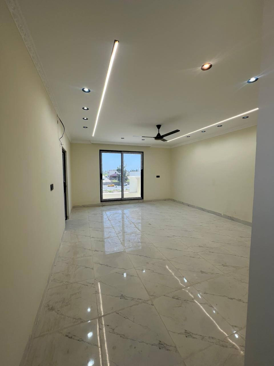 🏡 #دار_للبيع_او_للإيجار — فرصة مميزة في موقع حيوي 🔥
مناسب للعيادات والشركات

📍 الموقع: كركوك – حي الجامعة
الدار صاير على السايدين المقابل لباب الجامعة مباشرة
مقابل أقسام الداخلية للكلية التقنية
وكدام البيت فسحة كبيرة

📐 المساحة: ٢٥٠ متر
📑 الطابو: صرف
🏠 الدار طابقين ونص
✨ البيت بواجهتين

🔹 مواصفات الدار:

▪️ ٧ غرف نوم
▪️ غرفتين نظام سويت
▪️ مجمع صحيات لكل طابق
▪️ مطبخ لكل طابق
▪️ هول لكل طابق
▪️ استقبال بالطابق الأرضي
▪️ تبريد مركزي كامل ومنصوب
▪️ سقوف مغربية للبيت بالكامل
▪️ تأسيس كامل للطاقة الشمسية (باقي فقط النصب)
▪️ تأسيس جاهز لنظام الكاميرات
▪️ حديقة داخلية وحديقة خارجية
▪️ نقاط شحن للسيارات الكهربائية

📞 للاستفسار والمزيد من المعلومات:
***********
***********

#iraq #kirkuk
#sanjakdar
