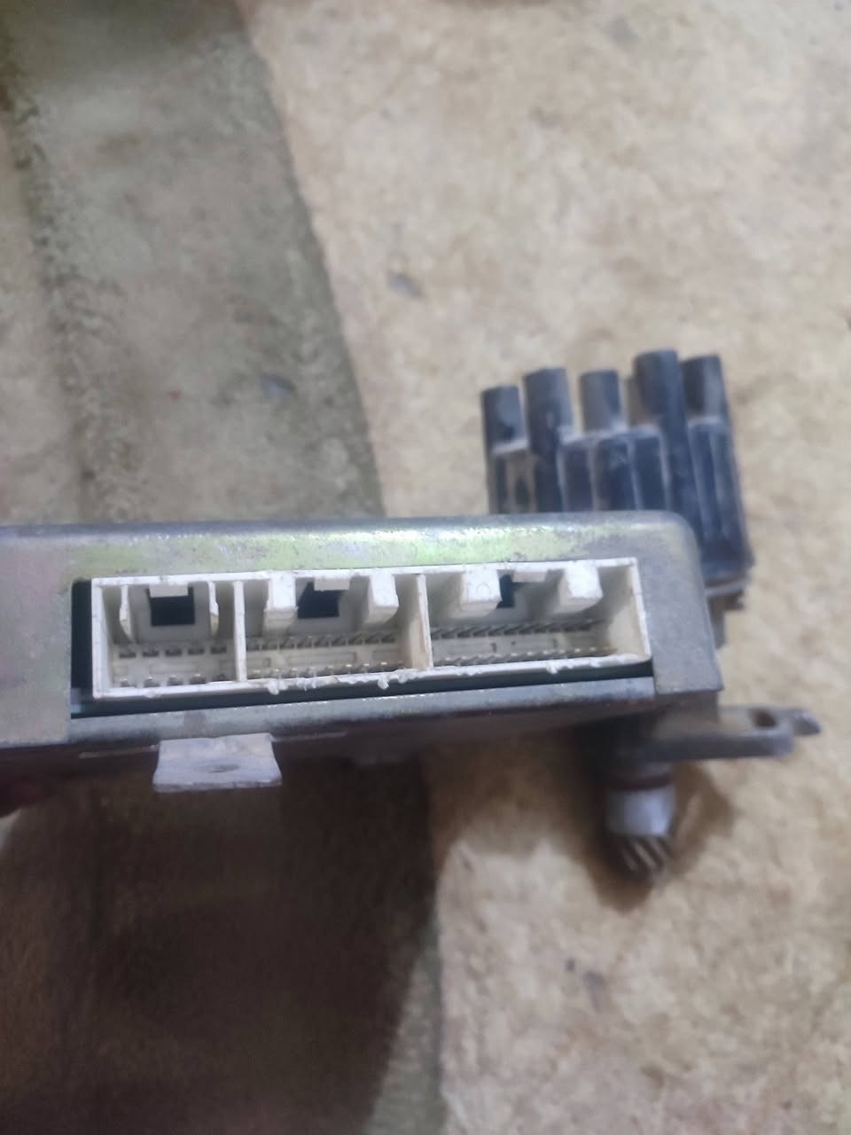 سلام عليكم ابيع غراض مال باجيرو موديل 94 تفصيخ  يرهم الكيلوبر ***********
