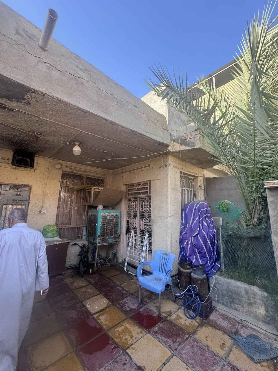 للبيع دار حي القادسيه شارع ٦ مفتوح على شارع الطياره ١٦٣م واجهه ٦ م نوص ثلاث غرف نوم وصاله واستقبال ومطبخ وطارمه قابل للسكن للاتصال *********** مجتبى معله او مراجعه مكتب ضي الحسن للعقار النجف الاشرف حي الزهراء شارع الكيات مقابل جامع الزهراء
