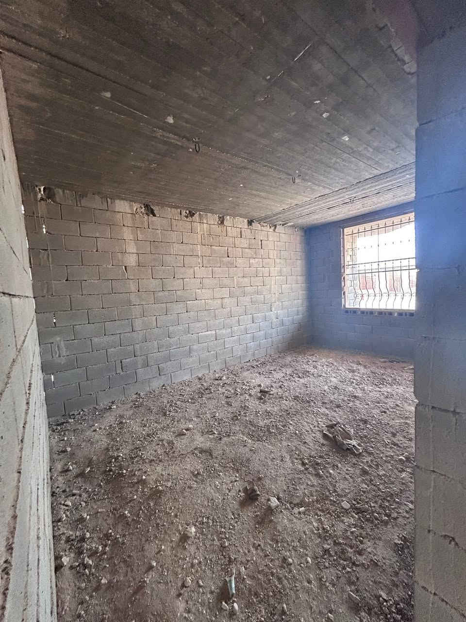 🛑🛑🛑🛑بسم الله الرحمن الرحيم🛑🛑🛑🛑
🏠 دار للبيع بمواصفات هندسية راقية - حي الشيخ حديد 🏠
فرصة مميزة لامتلاك منزل يجمع بين المساحة الواسعة ومتانة البناء العالية، يقع في أحد أكثر المواقع حيوية وهدوءاً.
📍 الموقع الاستراتيجي:
 * المنطقة: الشيخ حديد.
 * الموقع: الشارع الرابط للطريق الحولي (موقع حيوي وسهل الوصول).
 * المعلم القريب: بالقرب من المدرسة المركزية النموذجية الجديدة.
📐 المساحة والتصميم:
 * المساحة الكلية: 300 متر مربع.
 * الواجهة: 12.5 متر (إطلالة واسعة على شارع بعرض 20 متر).
🏗️ تفاصيل البناء (جودة VIP):
تم بناء الدار بعناية فائقة وباستخدام أفضل المواد الإنشائية:
 * الهيكل: صب رباطات أرضية بنوعية ممتازة جداً.
 * الجدران: بناء بلوك خاص VIP.
 * التفاصيل: أبواب وشبابيك حديد (كرستة ثقيل جداً)، مع منظومة منهولة كاملة (بناء صب).
 * الارتفاع: البيت مرتفع عن مستوى الشارع لضمان الخصوصية والحماية.
🏠 التقسيم الداخلي:
 * غرفة استقبال: (6*4) م.
 * صالة داخلية مفتوحة: (10*4) م، بتصميم عصري يضم درجاً دواراً.
 * مطبخ واسع: (6*4) م.
 * غرف النوم: (عدد 2) بمساحة (5*4) م لكل غرفة.
 * المرافق: مجمع حمامات داخلية متكامل.
 * الطابق الثاني: بيتونة كبيرة جداً توفر مساحة إضافية واسعة.
📞 للاستفسار والتواصل:***********
يرجى مراسلة الصفحة حصراً للحصول على السعر وبقية التفاصيل.
