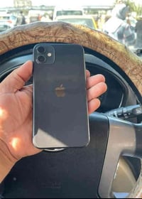 أيفون 11 للبيع  الذاكره 64 گيگه ... البطارية 90% مبدل شاشه اصلي GX فيس...