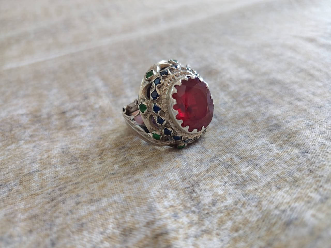 سلام عليكم محبس ياقوت مطعم زمرد وزفير صياغت باسم زاروكه السعر 250 ألف عنوان بغداد باب المعظم ***********
