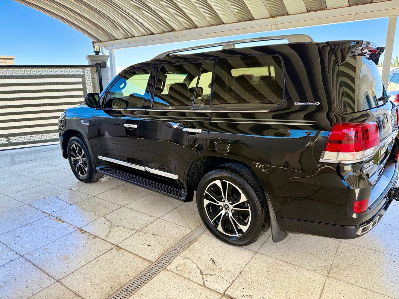 تويوتا لاندكروز 2020 كراند تورنك فول مواصفات 
رقم اربيل باسمي 
(مضلل بل سنويه)
سياره شركه ساز 
محرك ٦ سلندر 4000
 8 ارباك بلادي 
السياره مكفوله كفاله عامه 
السياره عليها ادامه كامله 
تخم تاير جديد دلوب
شاشه ليزرية العدادات ‏
كشن ٣ حركات 
تشغيل عن بعد
‏مرايه جانبيه قلاب
لايت اسود بلاد
‏دوسات لزيريه 
‏‏- دفع رباعي
‏‏- هوك بلادي 
‏‏- نظام مانع للانزلاق 
شاحن وايرليس
‏‏النظام المساعد على نزول المنحدرات 
‏‏- تشغيل بصمة 
- خمسه بصمات ابواب
- باب خلفي كهرباء بلادي 
‏‏- دخول ذكي
‏‏- مثبت سرعة
‏‏- فتحة سقف
‏‏- فول تحكم ستيرين
‏‏- شاشة ملاحة باللمس
‏‏- كاميرا خلفية 
‏‏- بلوتوث
‏‏- مشغل CD
‏‏- منفذ AUX & USB
‏‏- مقاعد جلد
‏‏- مقاعد كهرباء
‏‏- مرايا شفط
‏‏- اشارات بالمرآة
‏‏- كشافات ضباب
‏‏- زراك لايت 
‏‏- فرامل مانع للانزلاق
‏‏- حساس امامي خلفي -السعر510
  قابل للتفاوض
مكان السياره ديالى 
الاستفسار الاتصال
***********