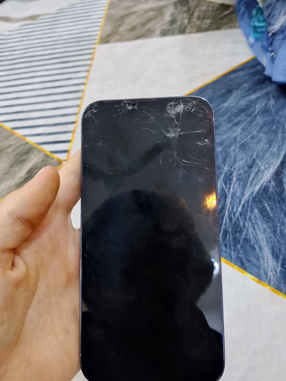 السلام عليكم جهاز ايفون ١٣ pro max جهاز شوفت عينك السعر ٤٠٠ قفل الاستفسار ***********
