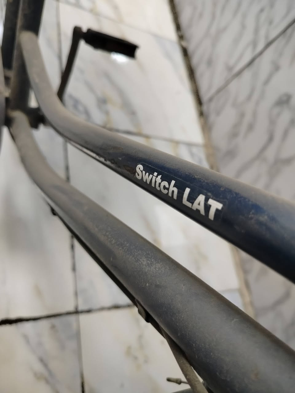 السلام عليكم من رخصه الكروب بايسكل ياباني اصلي نمره 5 حجم 27 للامانه نظيف جداا بس غسله عوزه سبب البيع اريد أخذ دراجه الباسكل عوزه تأير خلفي والويل نقص 3او اربع اسيام لاامانه داينمو شغال كير شغال كله فول ياباني للامانه ماخذه 150 حاليا 100 لاتصال أو الخاص *********** المكان شارع الكفاح
