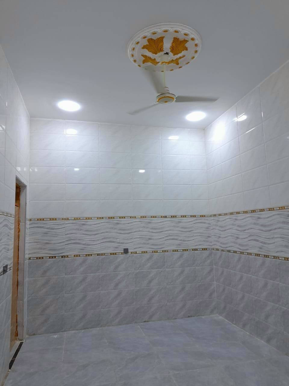 ☎️ *********** ☎️
السلام عليكم واسعد الله اوقاتكم

يتوفر بيت للبيع  
قيد النشاء بعد شهر ويكمل
#طابو ملك صرف زراعي عراقي وكاله ونسخه من الطابو  ولملاك موجود حي يرزق

مساحة البناء 200م
 
 بيت الركن 
يحتوي البيت على 
3 غرف  5×4
ديوان 8×4
مطبخ 5×4
هول 3×5
صاله 8×5
صحيات داخلي وخارجي
كراج سياره
وحديقه مرتبه 
 البيت بي مساحه ترك 
#البناءجديد 2026 درجه اولى وجاهز من كلشي  منطقه هدوئ ومتوفر بيها جميع  
 الخدمات ماء كهرباء مدارس قريبه مستوصف سوك كافة الخدمات متوفره
البيت فارق وجاهز للسكن 
البيت يقع على شارع 10م  اناره الشارع كله

#العنوان : بصره ابي الخصيب كوت ثويني ////   قريب على صيدلية كوت ثويني //
البيت يبعد عن الشارع كوت ثويني التبليط100م 
( السعر 135 وبي مجال )

هاتف ☎️ *********** ☎️
