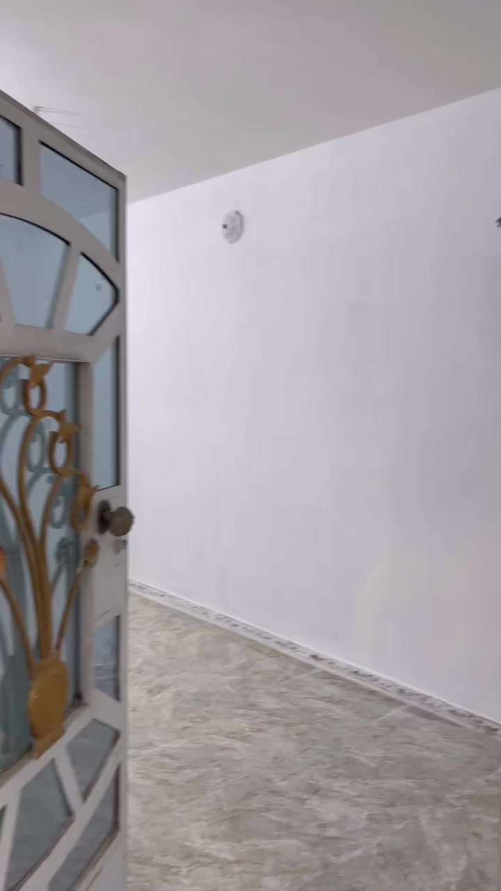 سلام عليكم بيت للبيع طابو صرف مساحته ١٣٥ متر طابقين بي ٤ غرف نوم مكان حي العسكري المربع الأول *********** بي واتساب رقم
