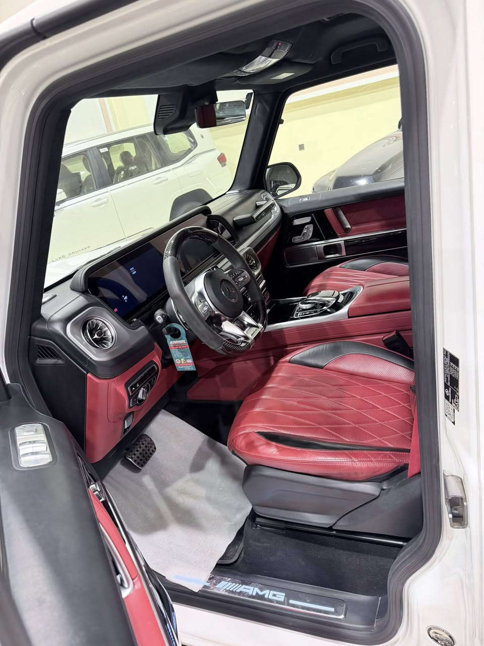 السلام عليكم ورحمة الله وبركاته
جي كلاس G63   AMG 
موديل 2021 
ماشيه 18 الف 
ضمان دولي بصمتين
شاشات 
حزام احمر 
كفاله عامه من كلشي 
بحاله الوكاله 
رقم بغداد بأسمي
بيع او مراوس حسب القناعه 
عنواني بغداد  ‭0778 326 3864‬
