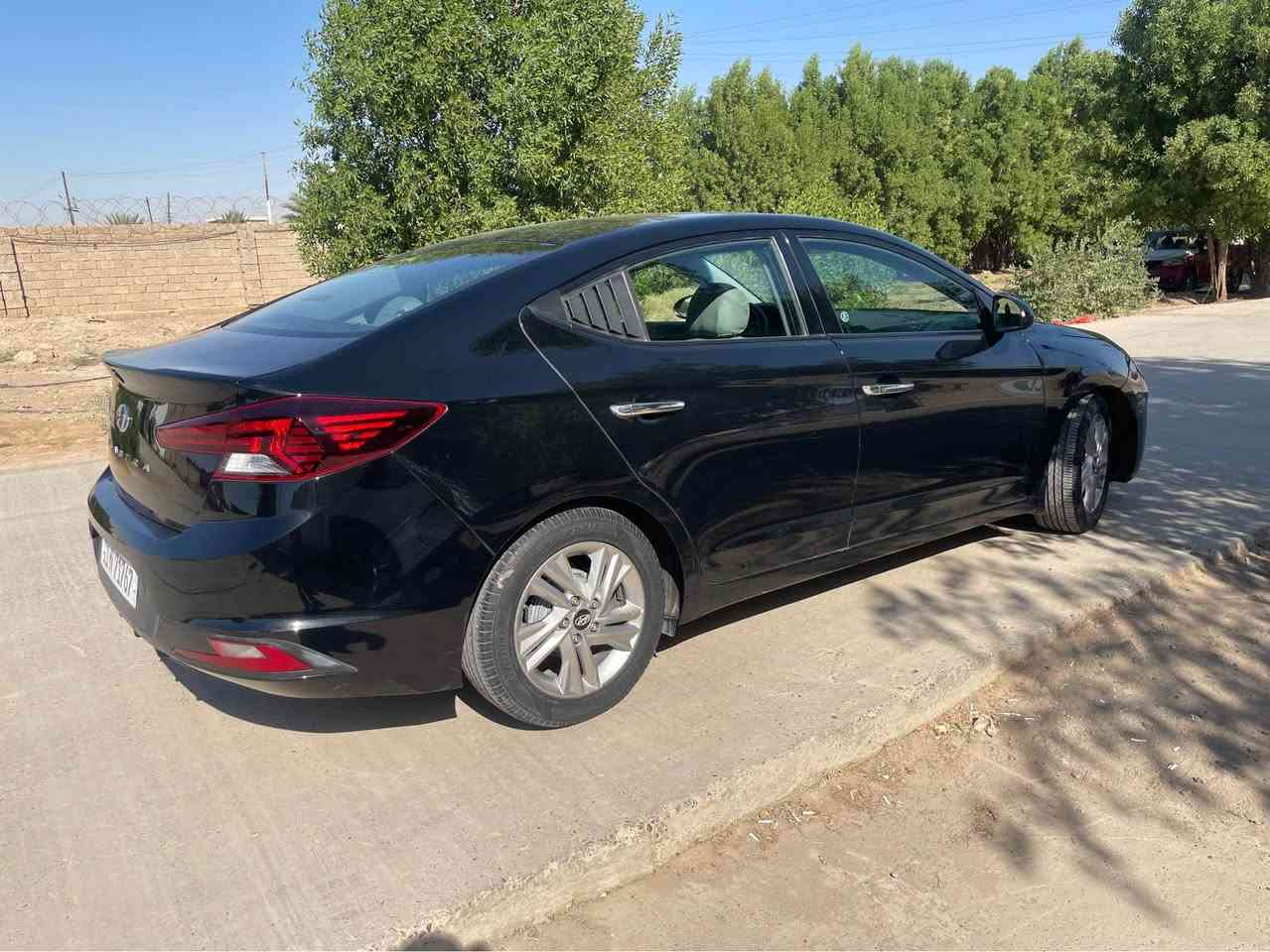 السلام عليكم 
النترا 2019 أمريكي رقم بغداد صور الحادث مرفق ويا الصور والسونار هم مرفق صبغ بيه فقط ربع الصندوك في العراق نصبغ اثر طخه بدون حادث ماشيه 79 مواصفات عادية SE 
سياره جاهزه بدون نقص 
مكان السياره بغداد 
السعر 133 وبيه مجال 
*********** بغداد, العراق
