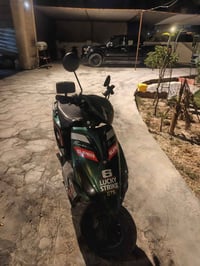 دراجة سكنس بيها فطر خفيف بالكڤر الامامي والكشن شوفت عينكم  كهربائياتها...