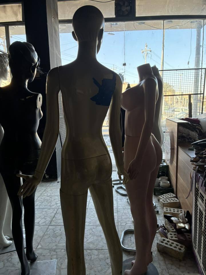 تعاليك ومليكانات وستاندات للبيع
المكان النجف الإشراف 
أسعار مناسبه تصفيه محل 
واتساب ***********
