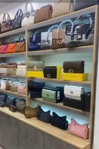 ‏السلام عليكم الفاترينات للبيع الفاترينه  الواحدة تتكون من بالأسفل كوم...