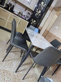 ميز كرانيت • كراسي جلد • بردات قماش