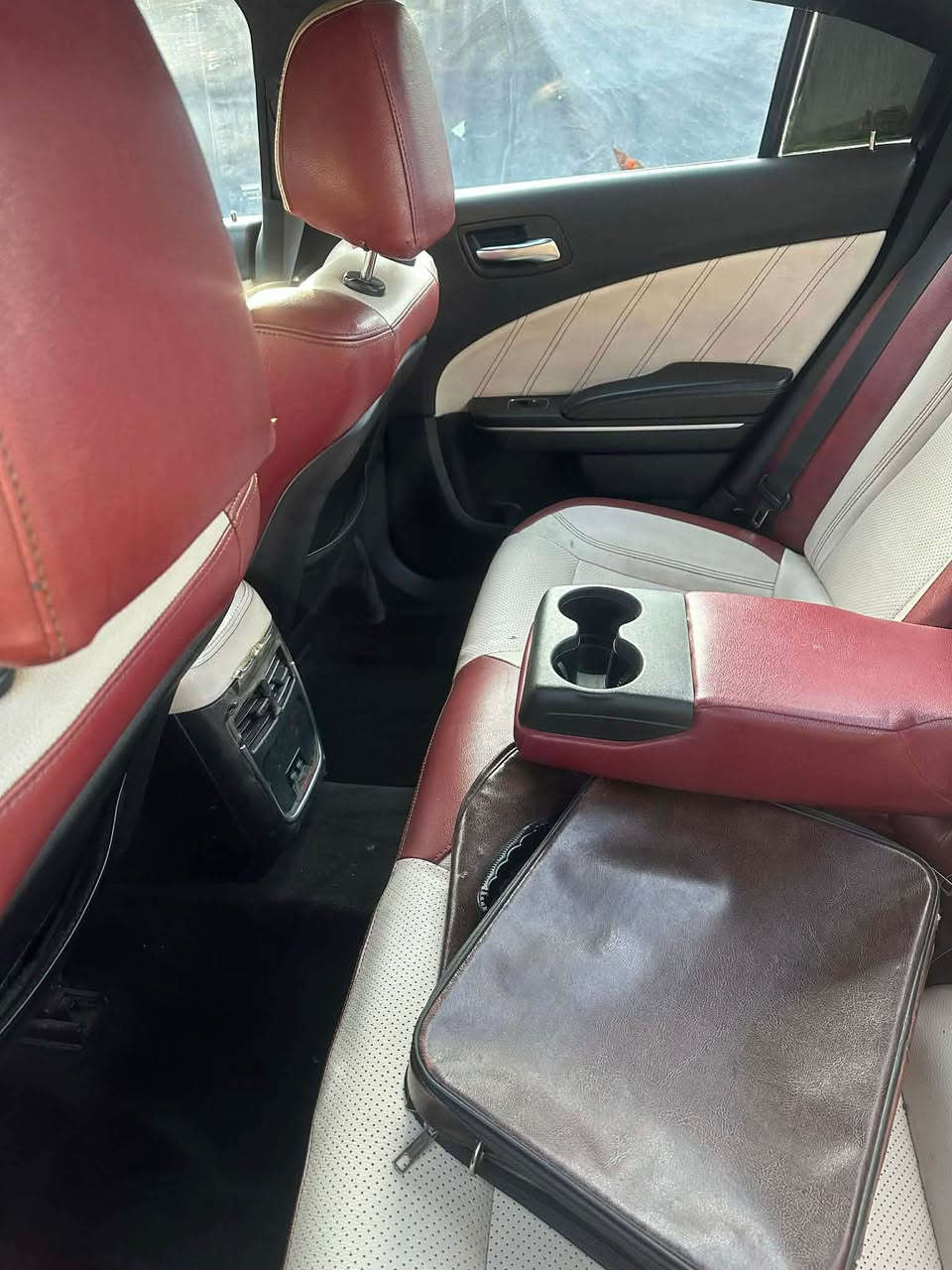 جارجر
2018
وارد امريكي
ستة سلندر 
حداثها مثل ما موضح بصور
بيها قطع صبغ  
سياره فول موصفات عدى الفتحة
تحكمات ستيرن جهتين
شاشة كبيرة 
مبرجمة بالكامل السيارة
شفتات ستيرن
تدفئة كشنات
تدفئه مري جانبية
منظومه زينون اصلية
تشغيل عن بعد 
بصمة ابواب وصندوق
تخم تاير جديد
كير ومكينة مكفولات
تدفئة تبريد 
صدر جديد 
للبيع او مراوس 
السعر 165
بيها مجال 
مكاني ديالى بعقوبة
*********** بعقوبة, ديالى
