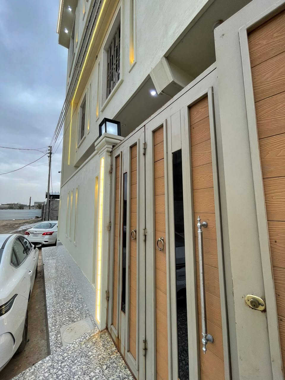 السلام عليكم ورحمة الله وبركاته 👋
اللاستفسار : 

توفر دار سكن للبيع طابقي ونصف   

بناء حديث طابوق بلكامل والارضيه رفت  سنة البناء 2026

المساحه 100م مربع

على شارع 10م وركن

جميع الخدمات متوفره

محتويات البيت ⬇️
استقبال
صاله كل طابق وحده
مطبخ
غرف نوم 5
صحيات داخلي + خارجي
وكل طابق صحيات 
كراج

نوع العقار : طابو ملك صرف زراعي عراقي سند 25
العنوان .. بصره حمدان قرب مستوصف حمدان
#ملاحظه / جميع الاثاث مع المنزل
السعر 165وبي مجال
اللاستفسار ***********
***********
