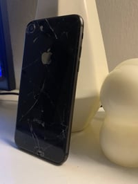 ايفون ايت عادي جهاز كلشي شغال بي حتى لبصمه بس شريط مكطوع مالته سعره ٤٥...