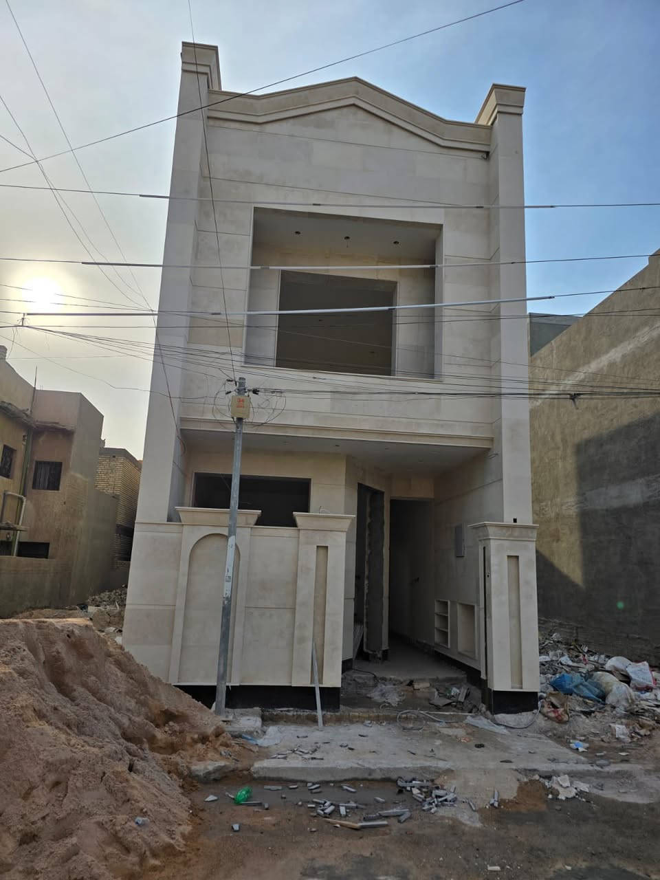 السلام عليكم
دار للبيع مساحه ١٠٠متر زيرو
غير مسكون بناء حديث 
درجة أولى بيت جديد
يحتوي صاله مطبخ حمام عدد٢ غرف نوم عدد ٤
حي الجهاد  المخابرات خلف جامع محمد رسول الله 🕌
للاستفسار ***********  متوفر واتساب
السعر خاص
