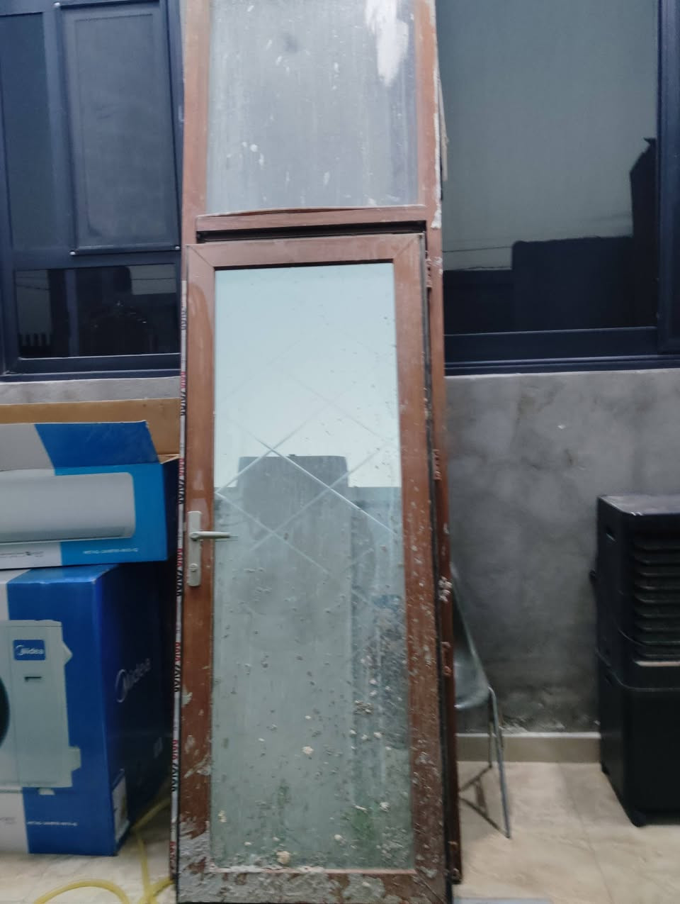 السلام عليكم 3بيبان خشب 2بيبان غرف و1باب حمام السعر700المكان حله الورديه رقم الهاتف***********
