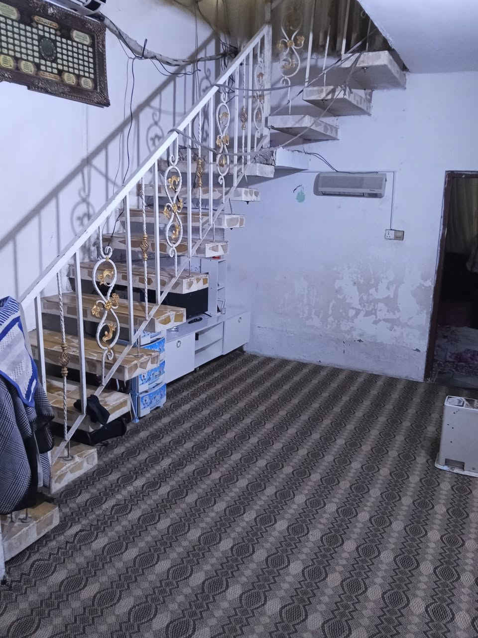 السلام عليكم مشتمل للبيع طابوصرف مساحة 74م مكانه شارع 80 حي القضاه مجاور مجمع مدينه السلام السكني يتكون من غرفه نوم كلدور صحيات مطبخ الطابق الثاني غرفه سطح السعر 110مليون الاستفسار موبايل ***********اسيا ***********
