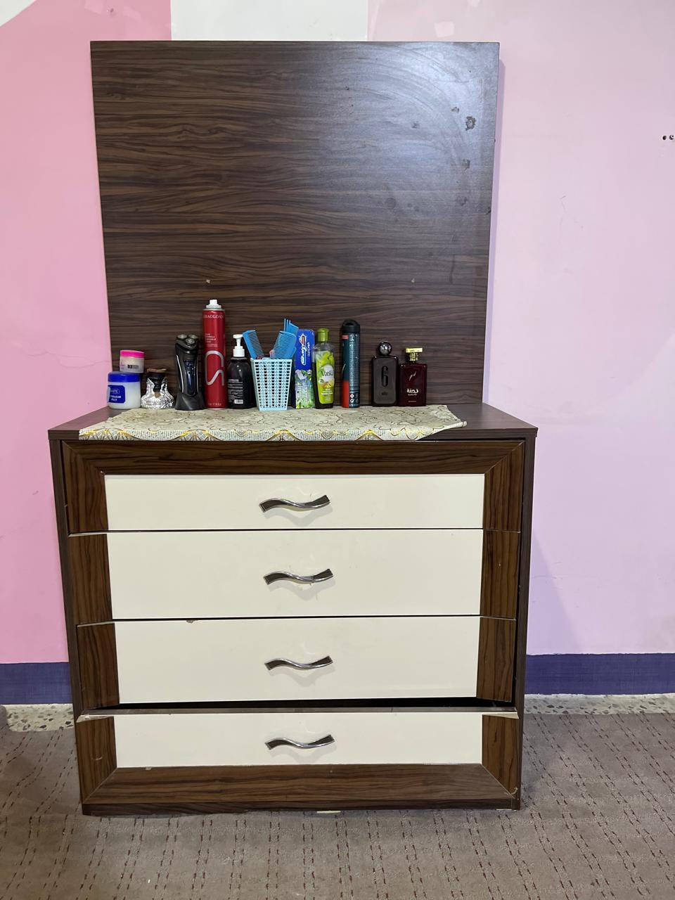 غرفه نوم تركي اصلي
ابواب سلايت تخت عراقي 
السعر 300 وبيها مجال 
للتواصل *********** او خاص
