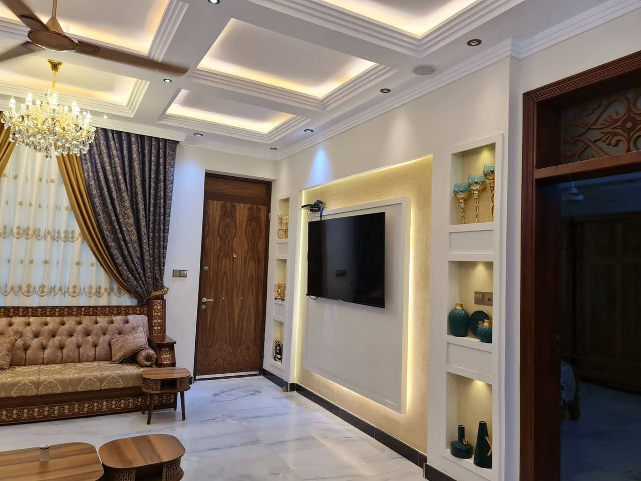 للبيع بيت 200متر ركن حي التجارالمسائله والعداله الواجه 10موالنزال20مع تشجير خلف البيت 50مشارع 12متريحتوي على طرمه وحمام خارجي مع ترك جانبي على طول البيت الطابق الارضي استقبال ومطبخ وهول داخلي وغرفة نوم مع الخدمات الطابق الاول غرفة نوم عدد 3مع الخدمات واحده سويت الطابق الثاني غرفة نوم عدد 2مع الخدمات وسطح عدد 2البيت فول درجه اولى الارضيات مرمر درجه اولى الواجه مرمر درجه اولى 

لمزيد من المعلومات الاتصال ***********مكتب عقارات القناة
