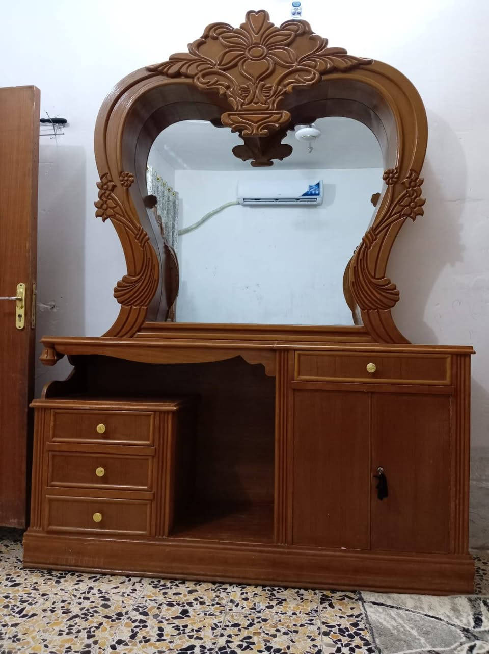 سلام عليكم للبيع غرفة نوم طابقين ست ابواب شغل عراقي درجه اولى
الغرفة حلى من الصوره وضخمه 
***********
