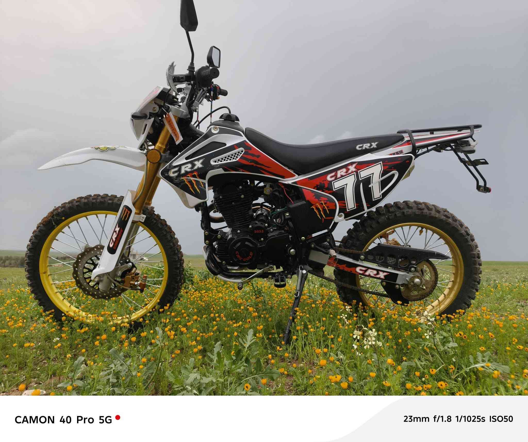 السلام عليكم
دراجة قفاز crx الشكل الجديد 
محرك 250 زنجيل المرغوب 🔥
موديل.. 2025 قبل أكثر من شهر مشدود وضع شركة 
شرط كلشي شغال 
السعر 1.300.000 مليون وثلثمية قفل 
***********
